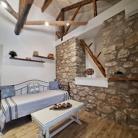 Alekos Cozy Stone 2br Karya Center Holiday home *