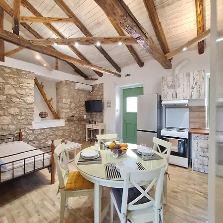 Alekos Cozy Stone 2br Karya Center Holiday home *